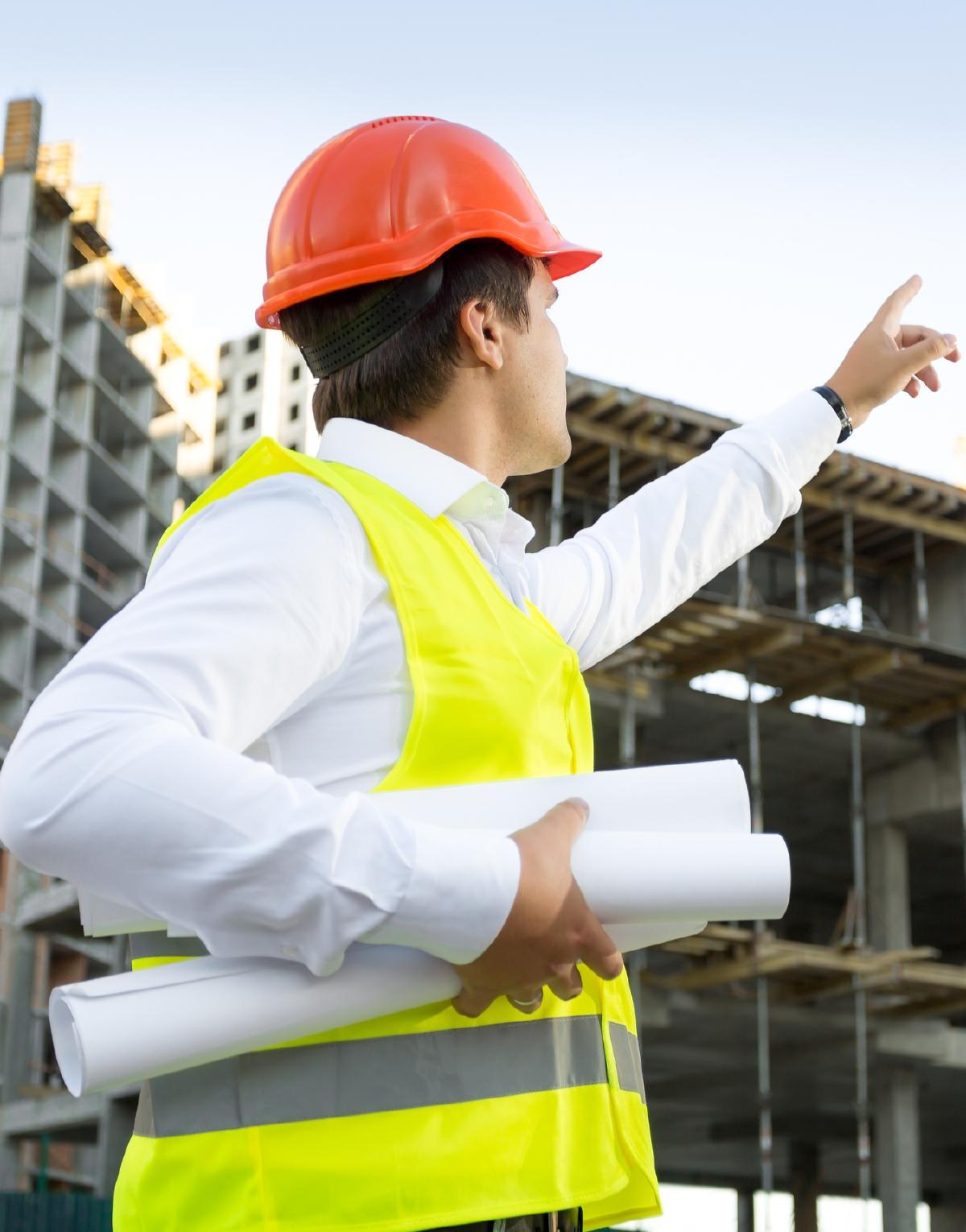 Profesional supervisando obra en sitio